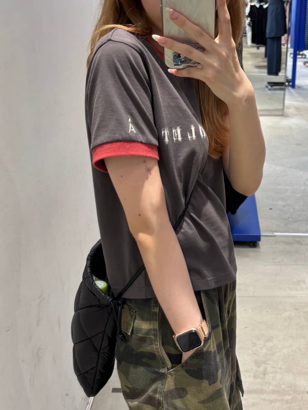 グレー系のTシャツ/カットソーを着用したレディースの夏コーディネートの2枚目の写真