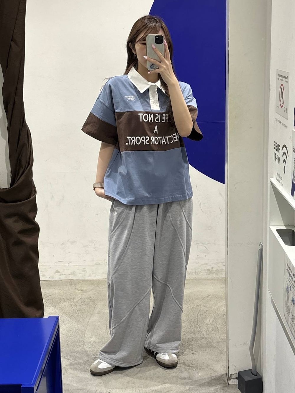 グレー系のスウェットパンツ、ブルー系のシャツ/ブラウスを着用したレディースの春コーディネートの5枚目の写真