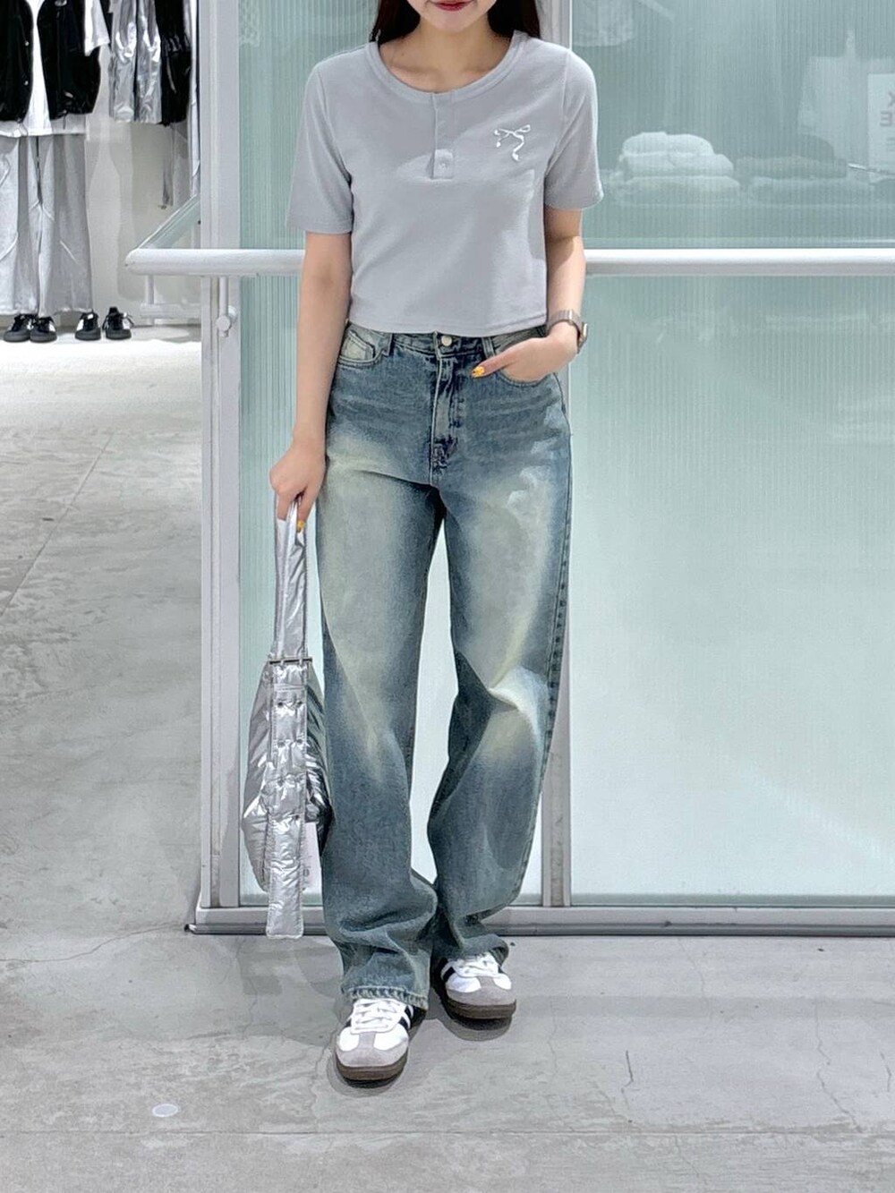 その他のショルダーバッグ、ブルー系のデニムパンツ、ブルー系のTシャツ/カットソーを着用したレディースの夏コーディネートの2枚目の写真