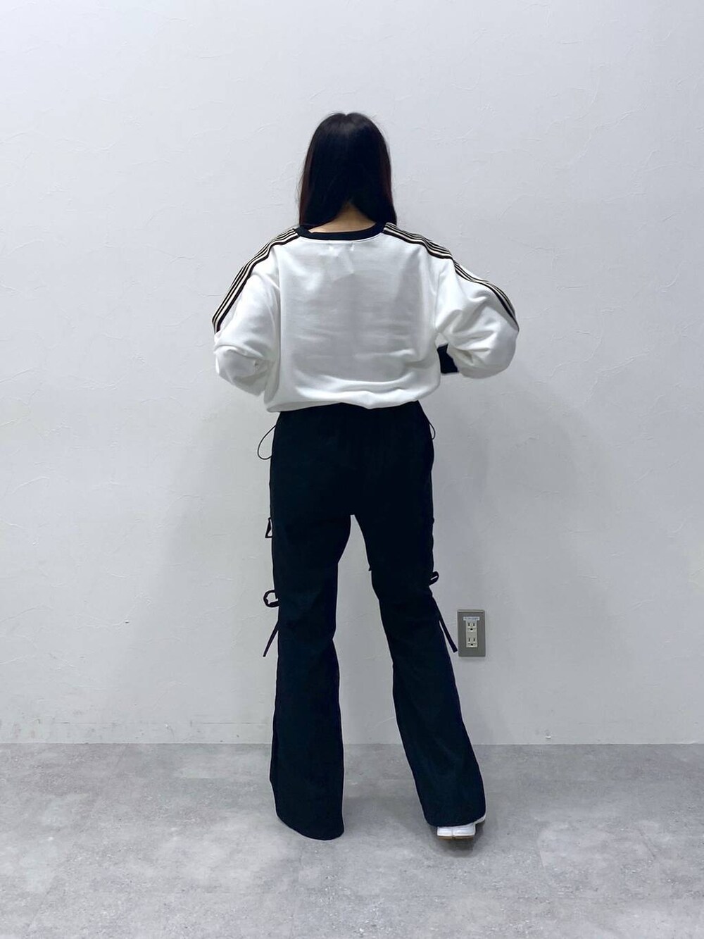 ブラック系のスラックスを着用したレディースの冬コーディネートの5枚目の写真