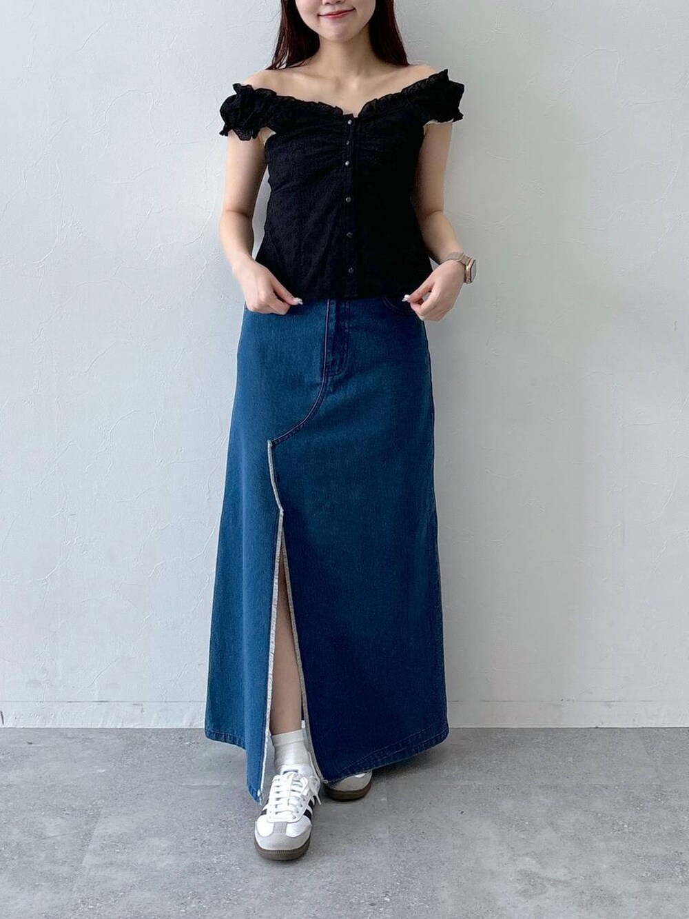 ブルー系のスカート、ブラック系のシャツ/ブラウスを着用したレディースの夏コーディネートの2枚目の写真