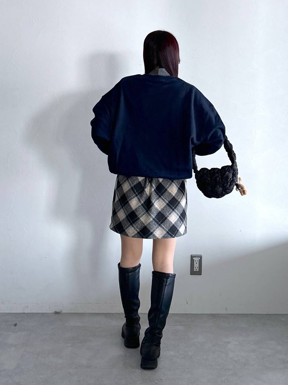 ブラック系のショルダーバッグ、その他のスウェット、ブラック系のスカートを着用したレディースの冬コーディネートの4枚目の写真