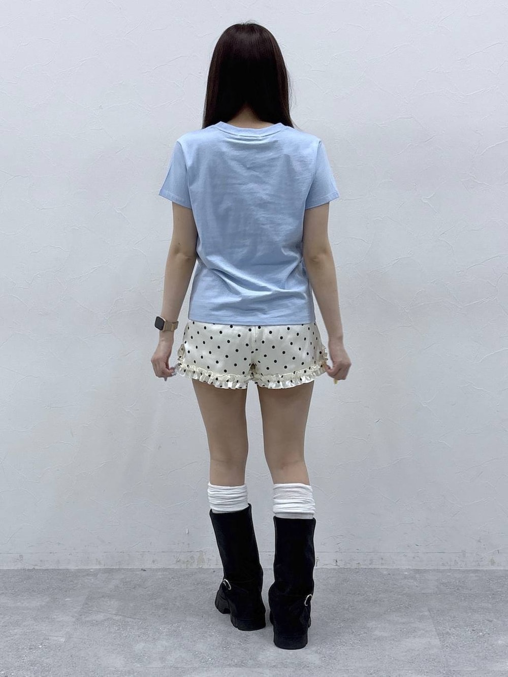 ブラック系のブーツ、ホワイト系のその他パンツ、ブルー系のTシャツ/カットソーを着用したレディースの春コーディネートの4枚目の写真