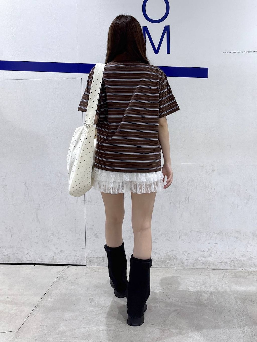 ホワイト系のその他パンツ、その他のトートバッグ、ブラック系のサンダルを着用したレディースの夏コーディネートの4枚目の写真