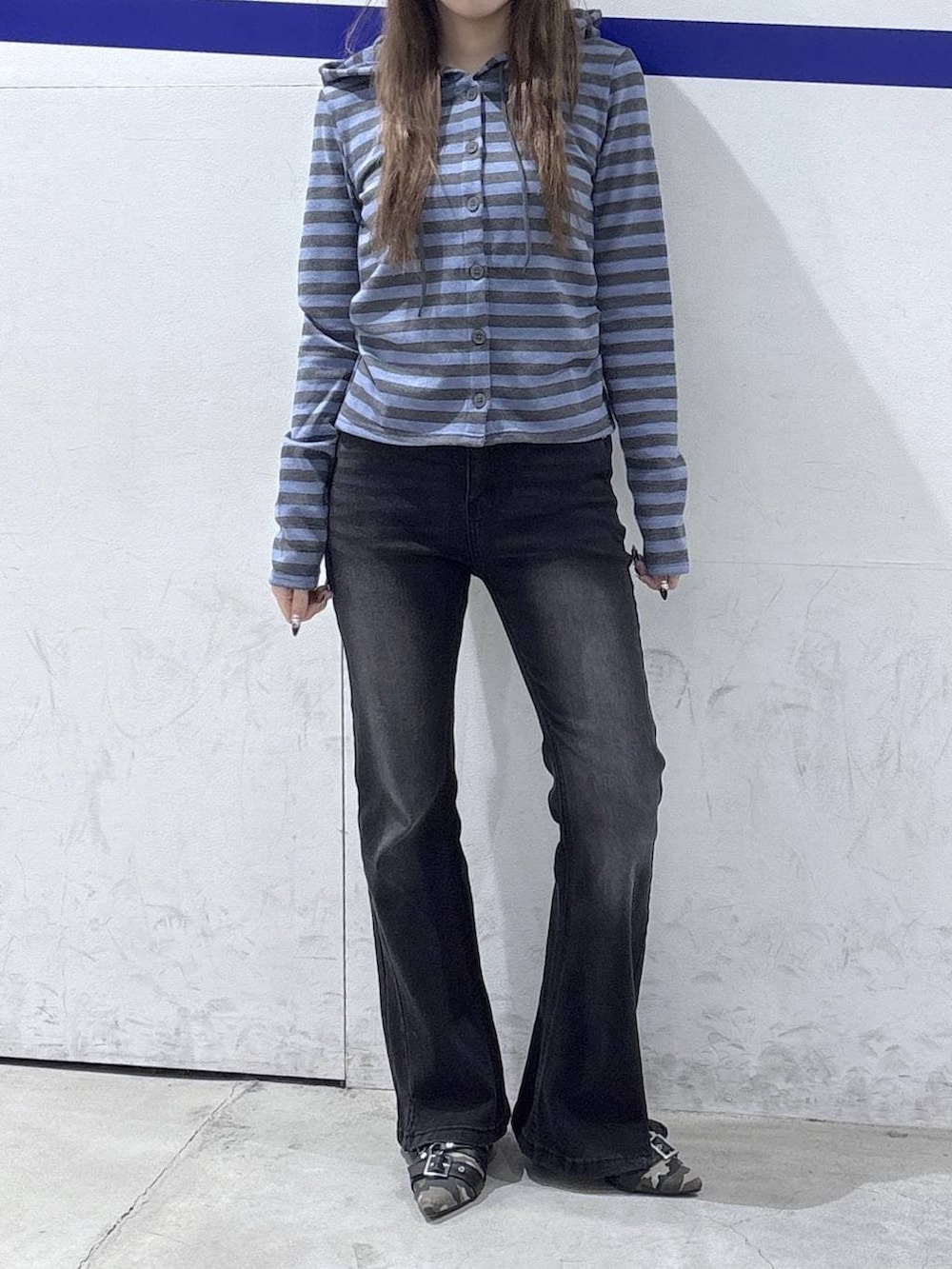 ブラック系のデニムパンツ、その他のパンプス、ブルー系のカーディガン/ボレロを着用したレディースの春コーディネートの2枚目の写真