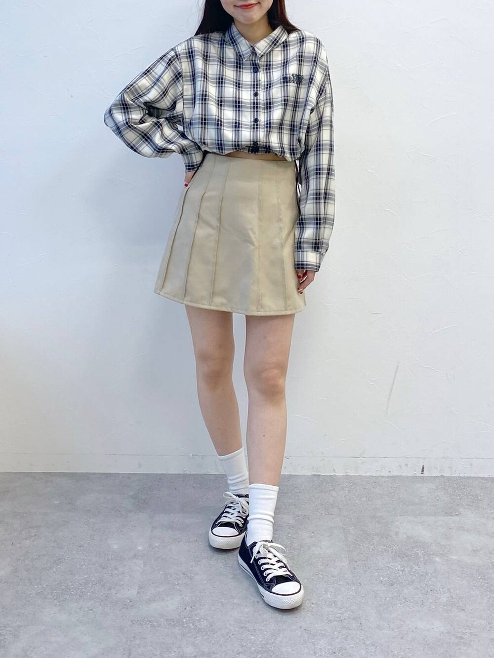 ベージュ系のスカート、ブラック系のシャツ/ブラウスを着用したレディースの冬コーディネートの2枚目の写真