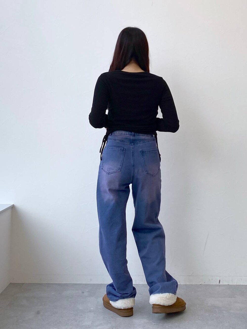 パープル系のデニムパンツ、グレー系のTシャツ/カットソーを着用したレディースの冬コーディネートの4枚目の写真