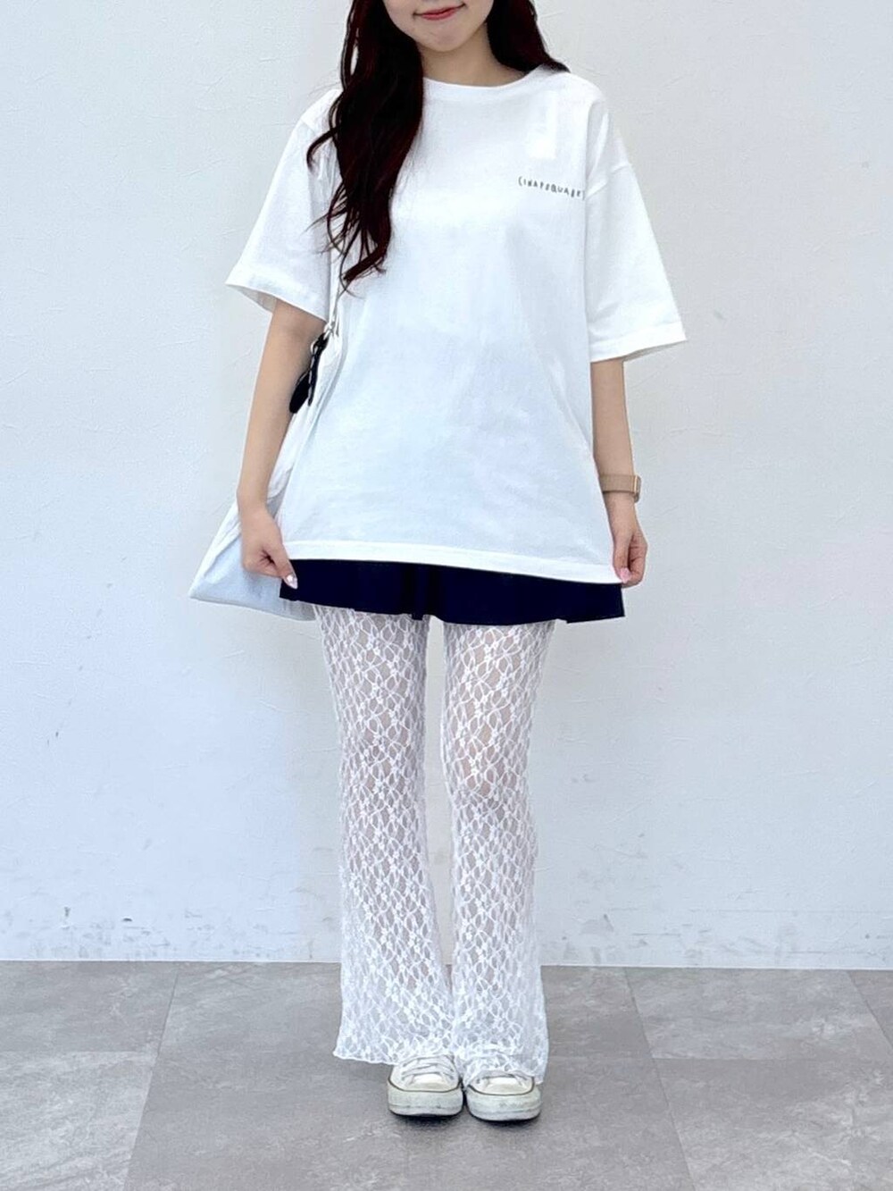 その他のトートバッグ、ブルー系のスカート、その他のTシャツ/カットソーを着用したレディースの春コーディネートの2枚目の写真