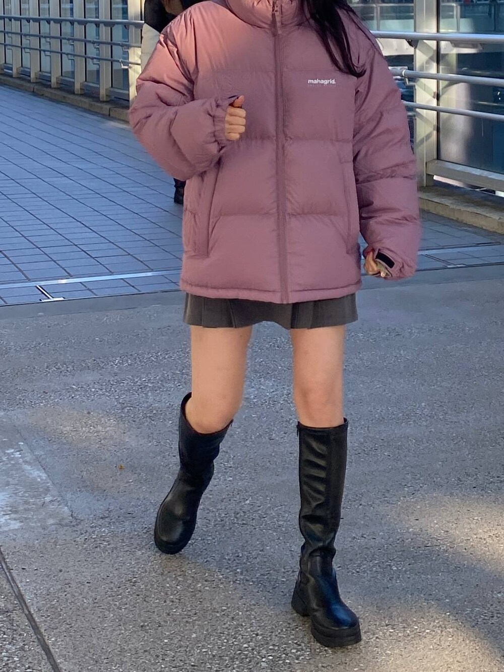 グレー系のスカートを着用したレディースの冬コーディネートの2枚目の写真