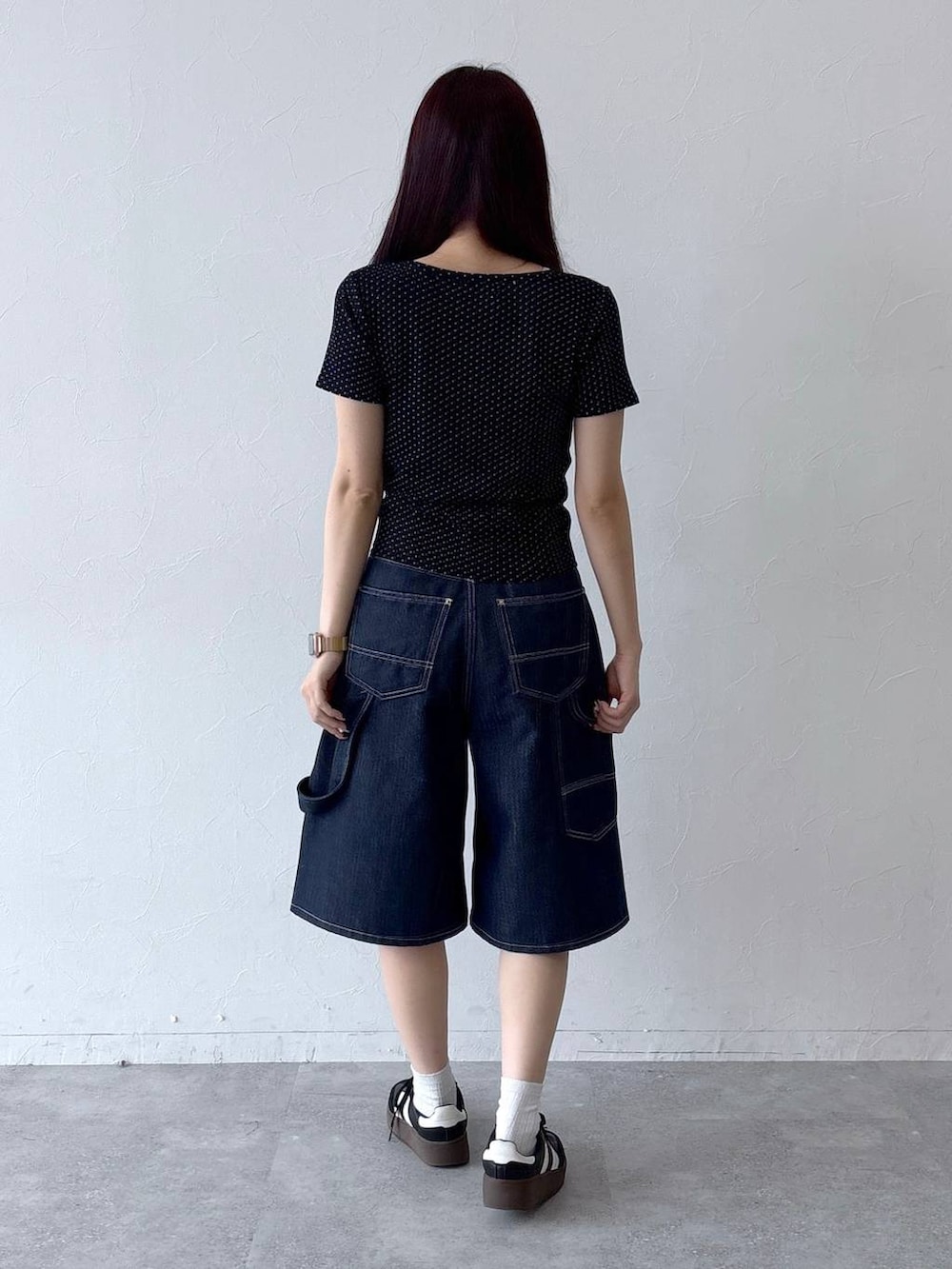 ブルー系のデニムパンツ、ブラック系のTシャツ/カットソーを着用したレディースの春コーディネートの3枚目の写真