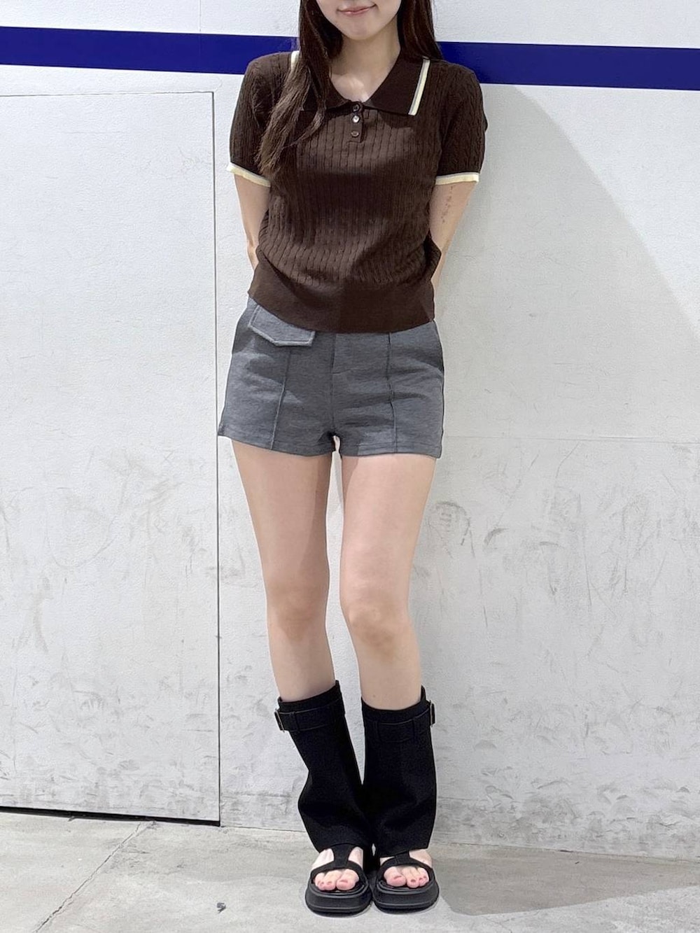 ブラック系のサンダル、グレー系のその他パンツ、ブラウン系のニット/セーターを着用したレディースの夏コーディネートの2枚目の写真