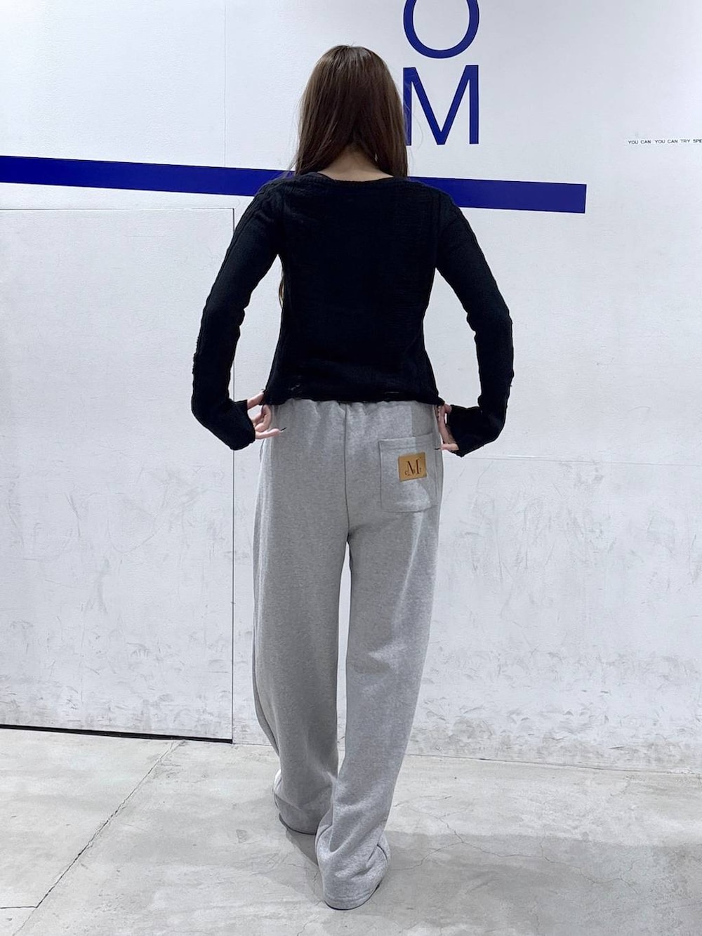 グレー系のスウェットパンツ、ブラック系のカーディガン/ボレロ、グレー系のキャップを着用したレディースの春コーディネートの4枚目の写真