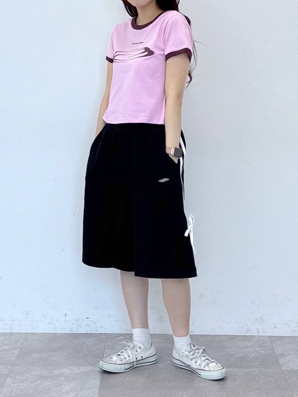 ピンク系のTシャツ/カットソー、ブラック系のスウェットパンツを着用したレディースの春コーディネートの2枚目の写真