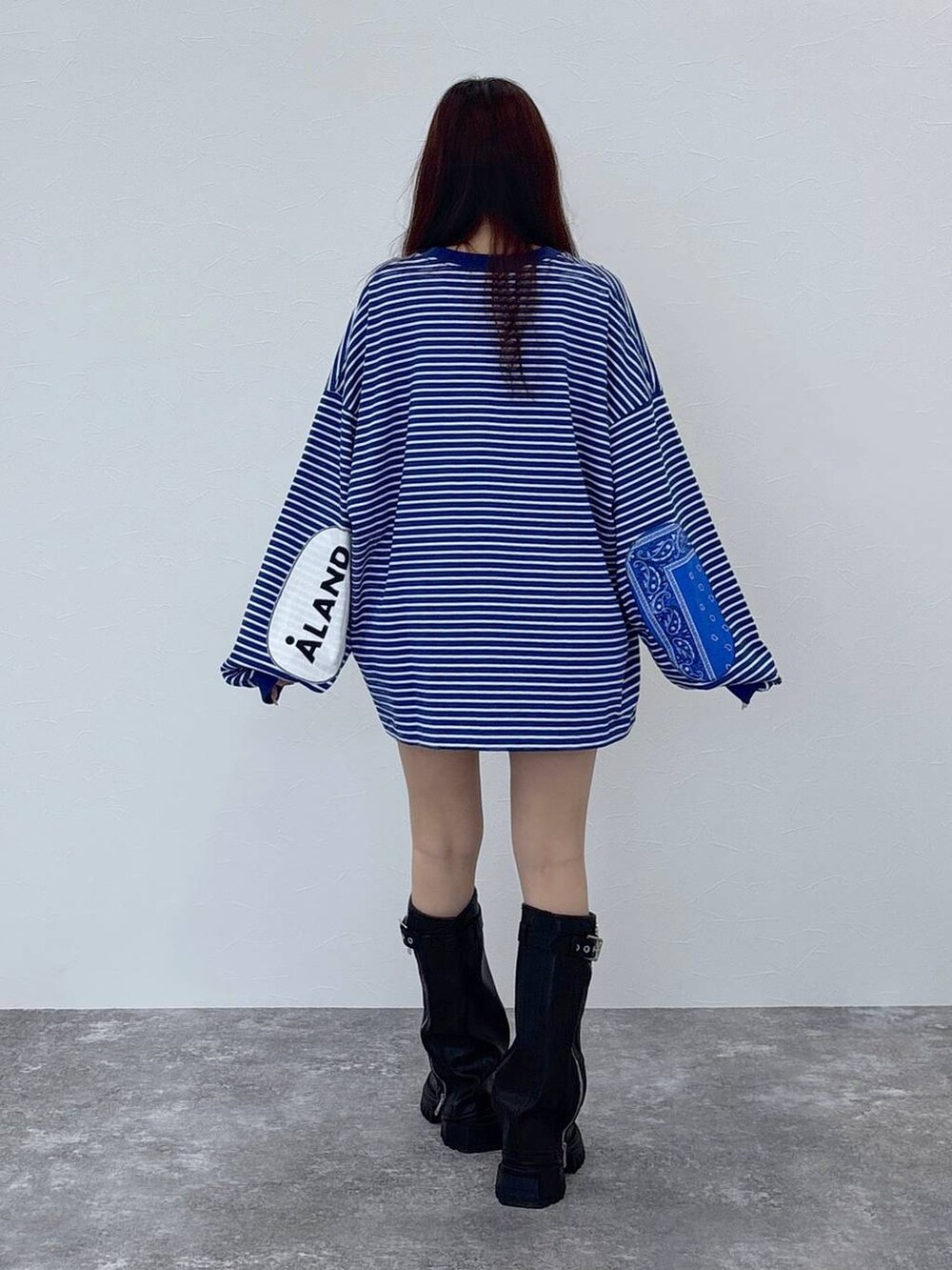 ブラック系のその他パンツ、ブラック系のブーツ、ブルー系のTシャツ/カットソーを着用したレディースの夏コーディネートの5枚目の写真