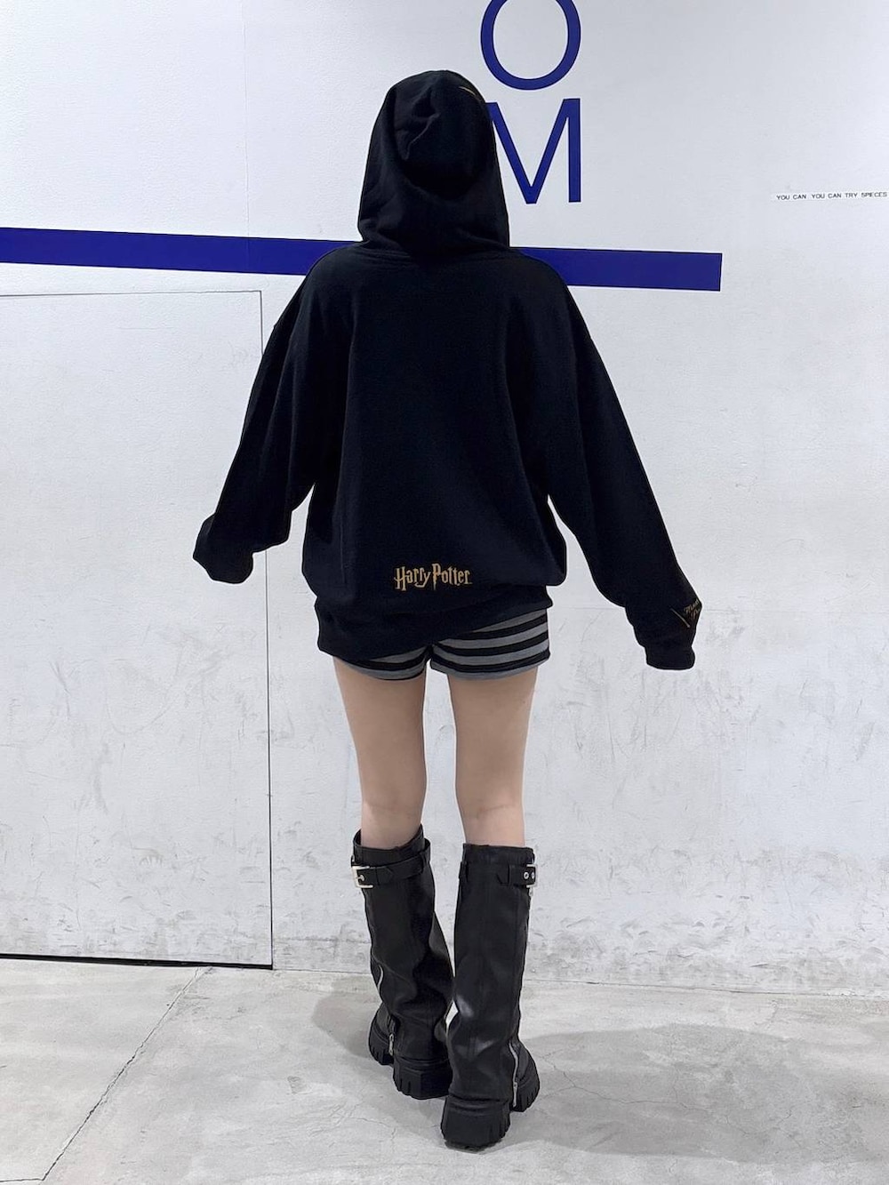 グレー系のその他パンツ、ブラック系のブーツを着用したレディースの秋コーディネートの4枚目の写真