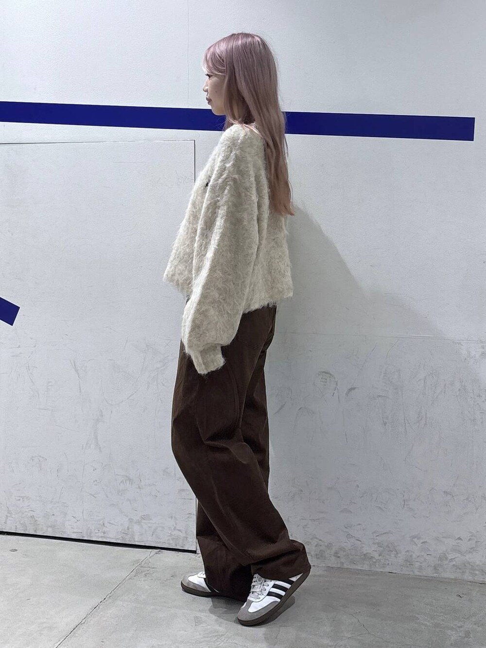 ベージュ系のニット/セーター、ブラウン系のその他パンツを着用したレディースの秋コーディネートの3枚目の写真