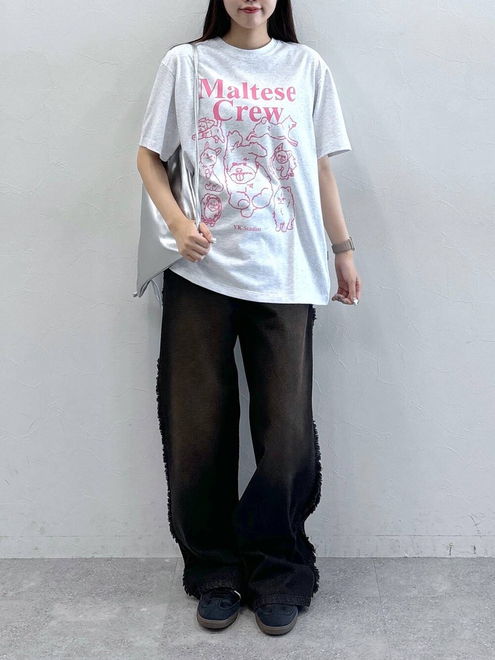 ブラック系のデニムパンツ、グレー系のTシャツ/カットソー、グレー系のバックパック/リュックを着用したレディースの夏コーディネートの2枚目の写真