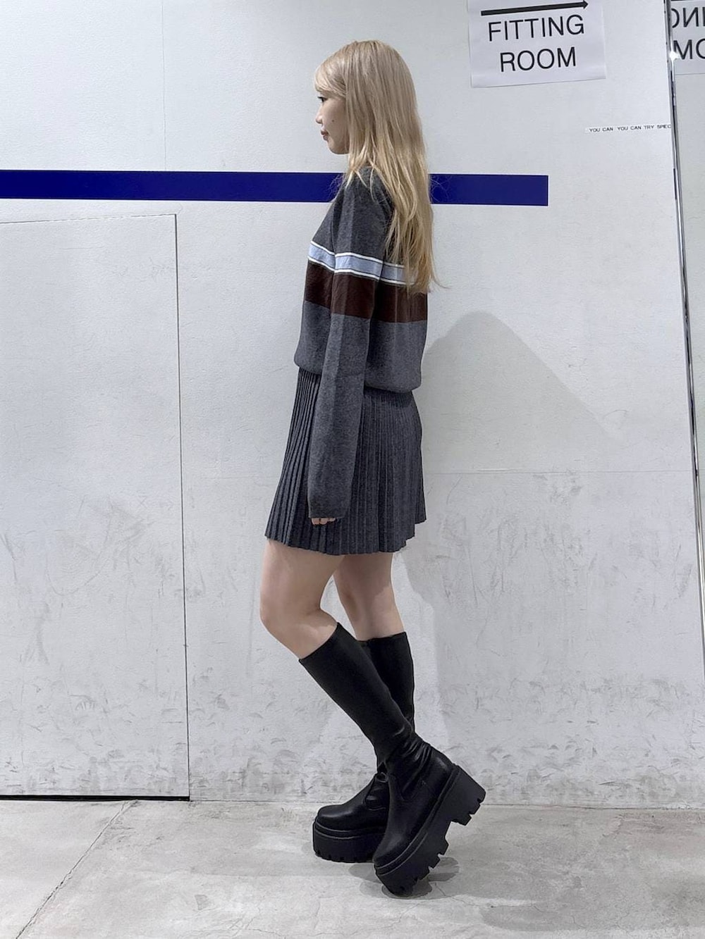 ブラック系のブーツ、グレー系のニット/セーターを着用したレディースの冬コーディネートの2枚目の写真