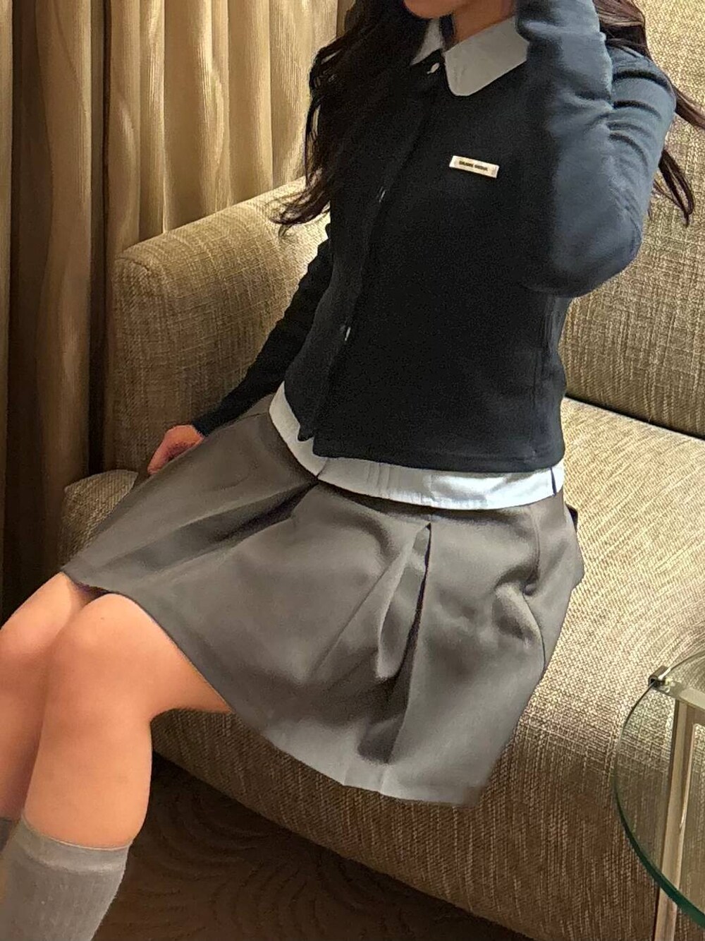 ブルー系のカーディガン/ボレロを着用したレディースの冬コーディネートの2枚目の写真