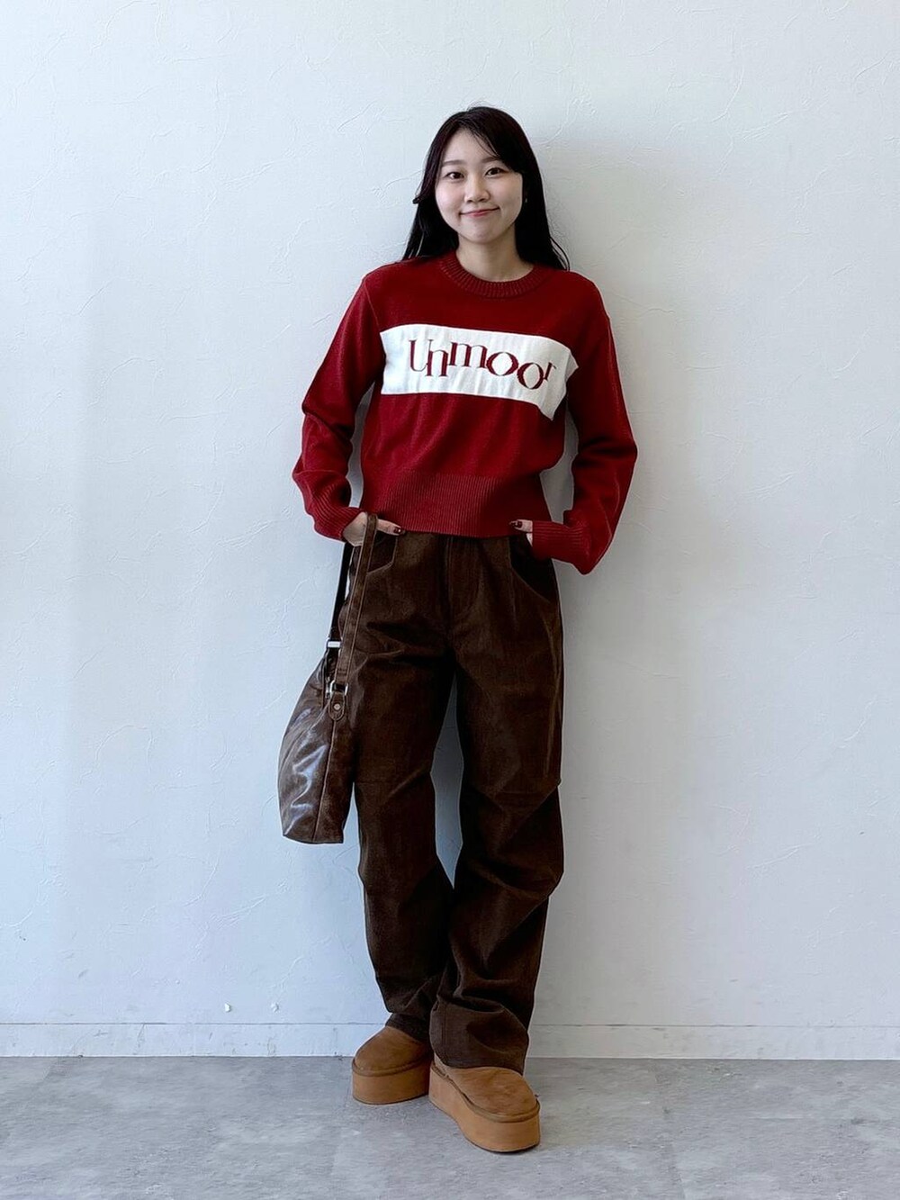 ブラウン系のその他パンツ、ブラウン系のハンドバッグを着用したレディースの冬コーディネートの2枚目の写真