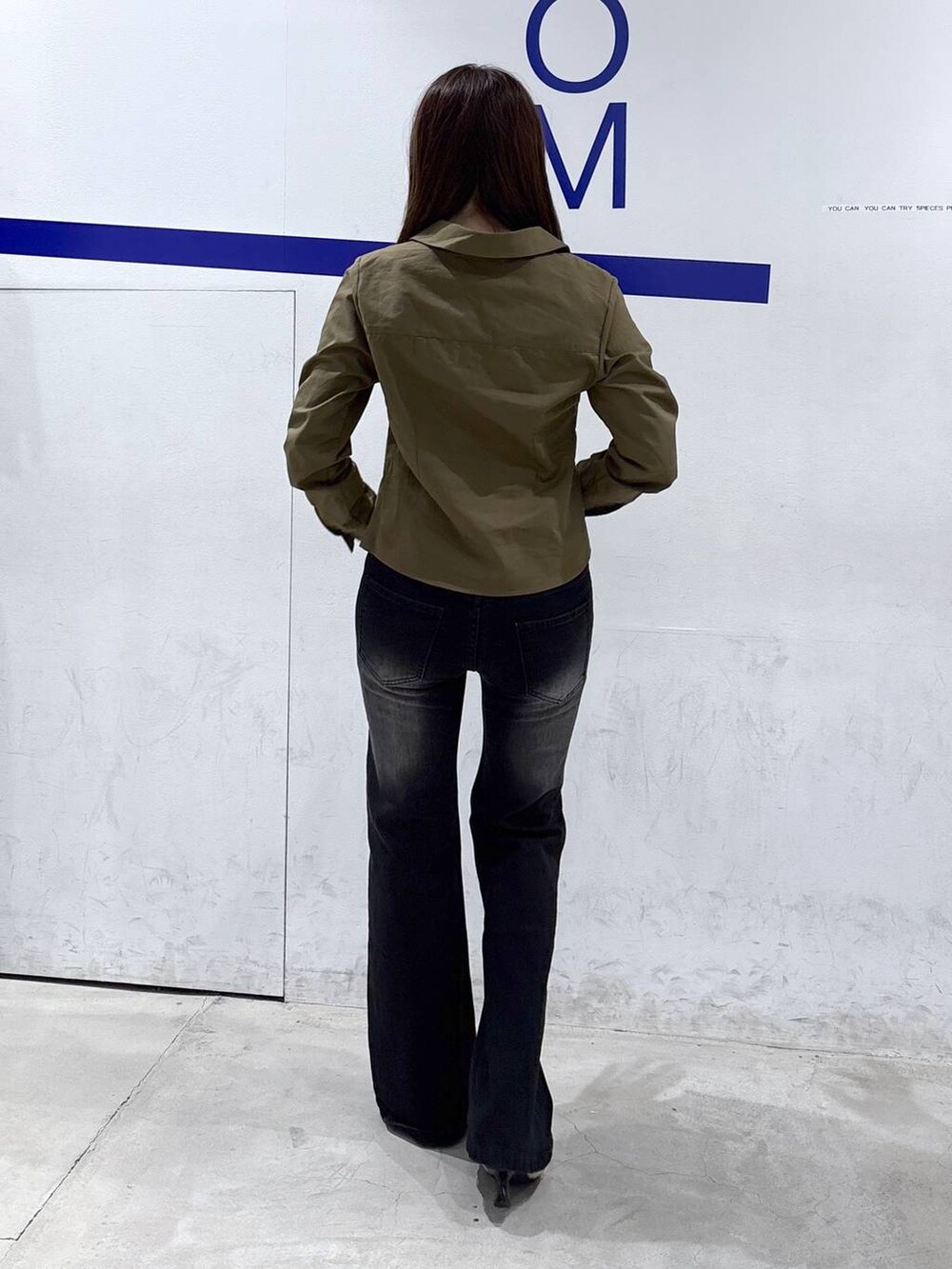 ブラック系のデニムパンツ、ホワイト系のパンプス、グリーン系のシャツ/ブラウスを着用したレディースの夏コーディネートの4枚目の写真