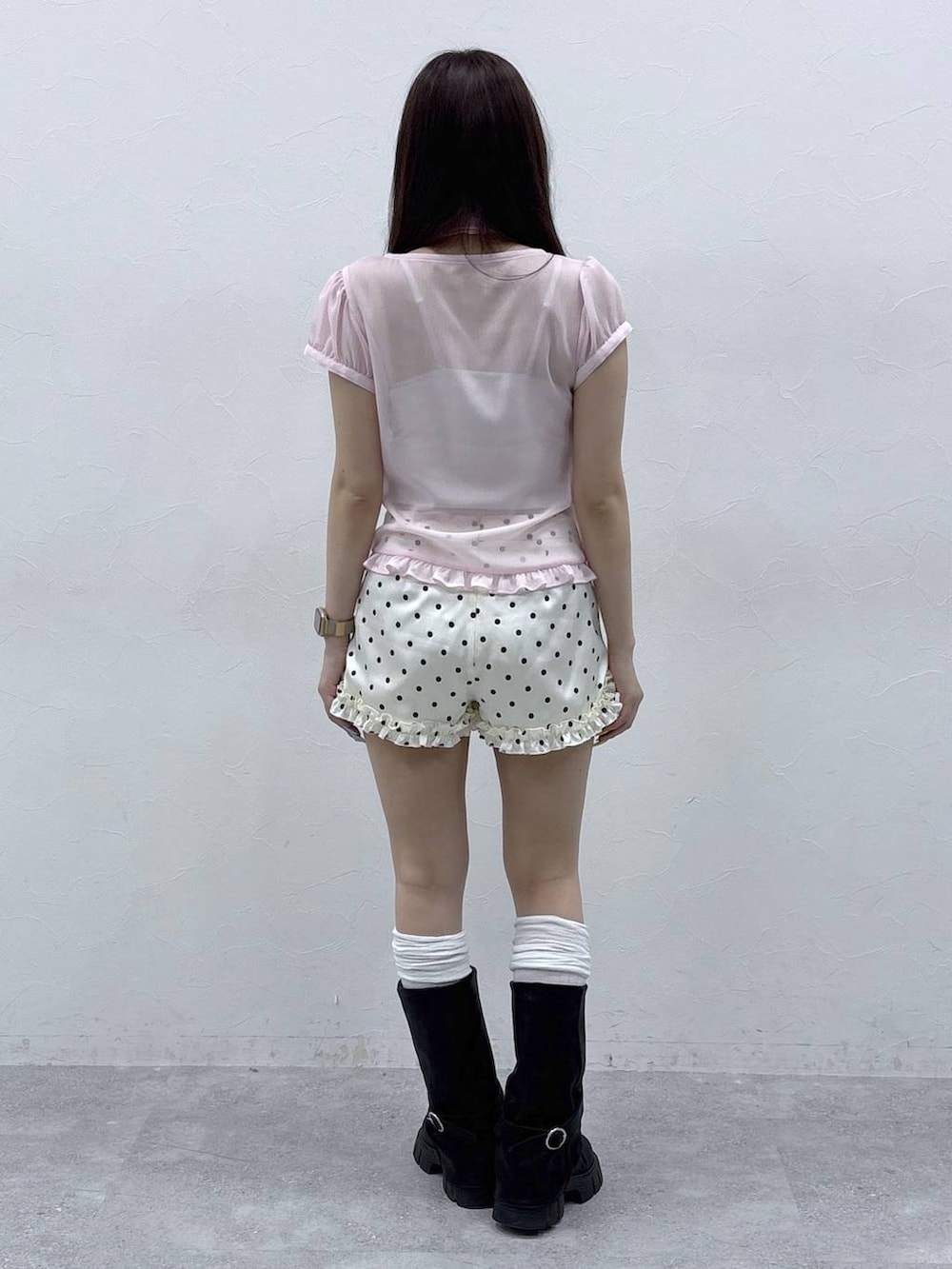 ブラック系のブーツ、ピンク系のシャツ/ブラウス、ホワイト系のその他パンツを着用したレディースの春コーディネートの4枚目の写真