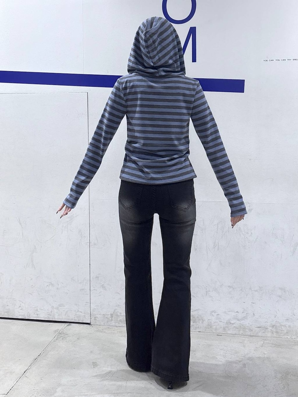 ブラック系のデニムパンツ、その他のパンプス、ブルー系のカーディガン/ボレロを着用したレディースの春コーディネートの4枚目の写真