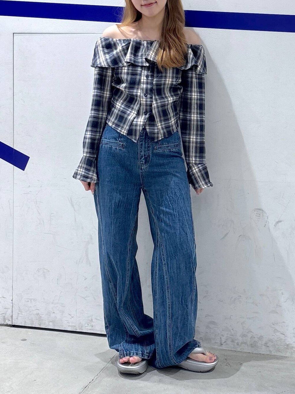 ブルー系のデニムパンツ、ブルー系のシャツ/ブラウスを着用したレディースの夏コーディネートの2枚目の写真