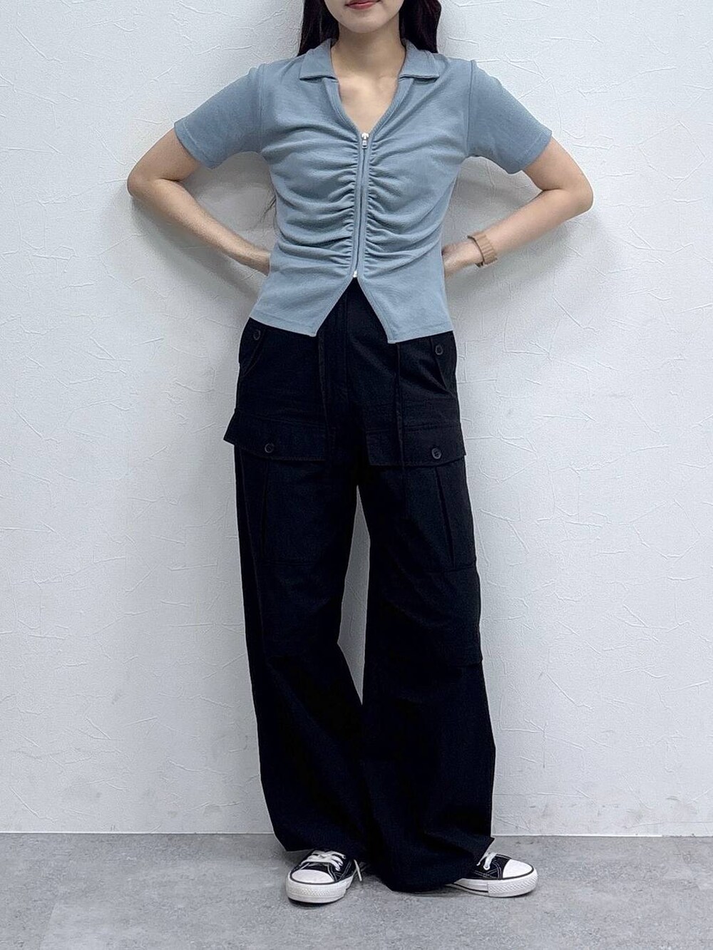 ブラック系のその他パンツ、ブルー系のTシャツ/カットソーを着用したレディースの夏コーディネートの2枚目の写真