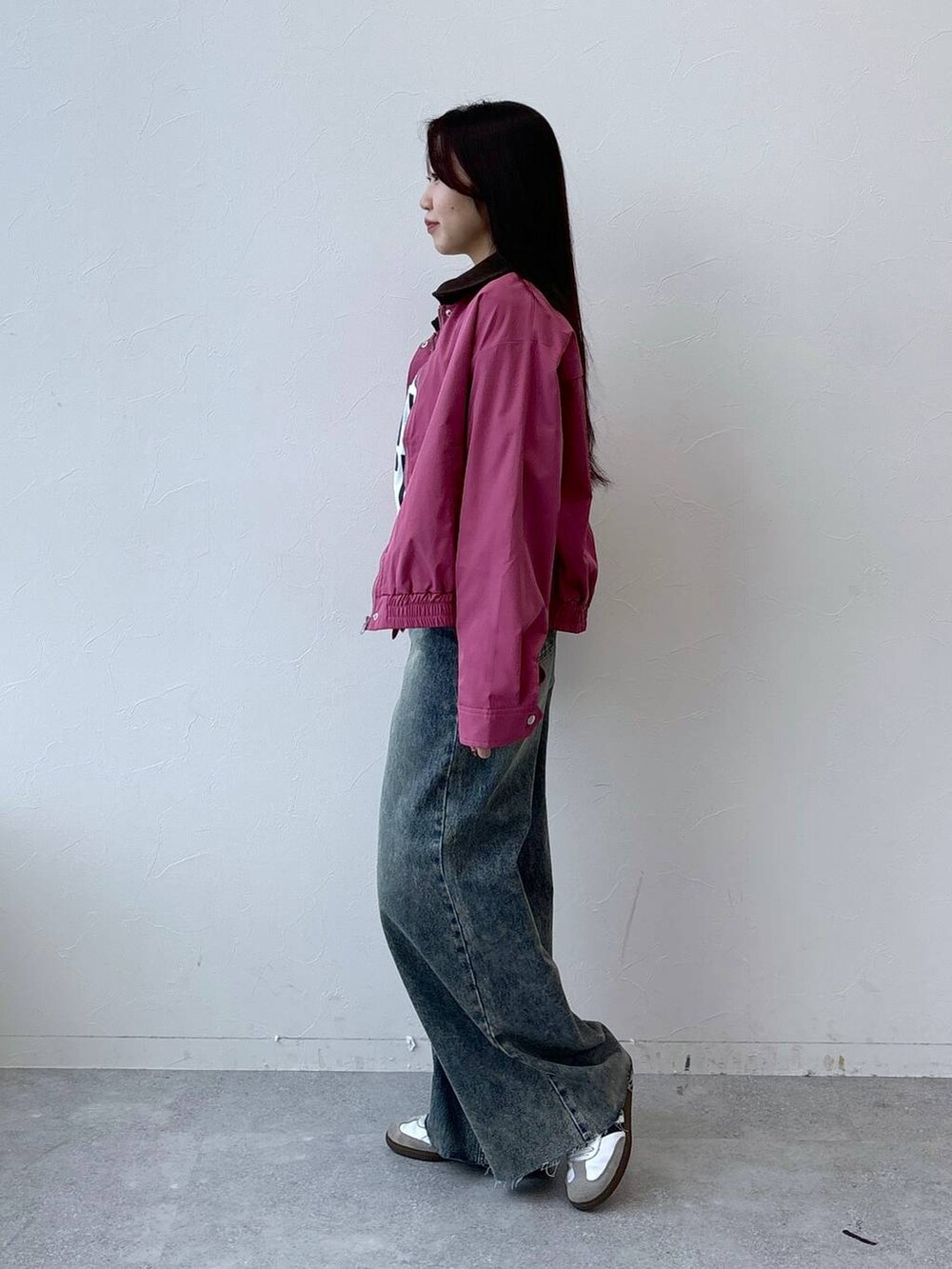 その他のデニムパンツ、ブラック系のTシャツ/カットソーを着用したレディースの冬コーディネートの4枚目の写真