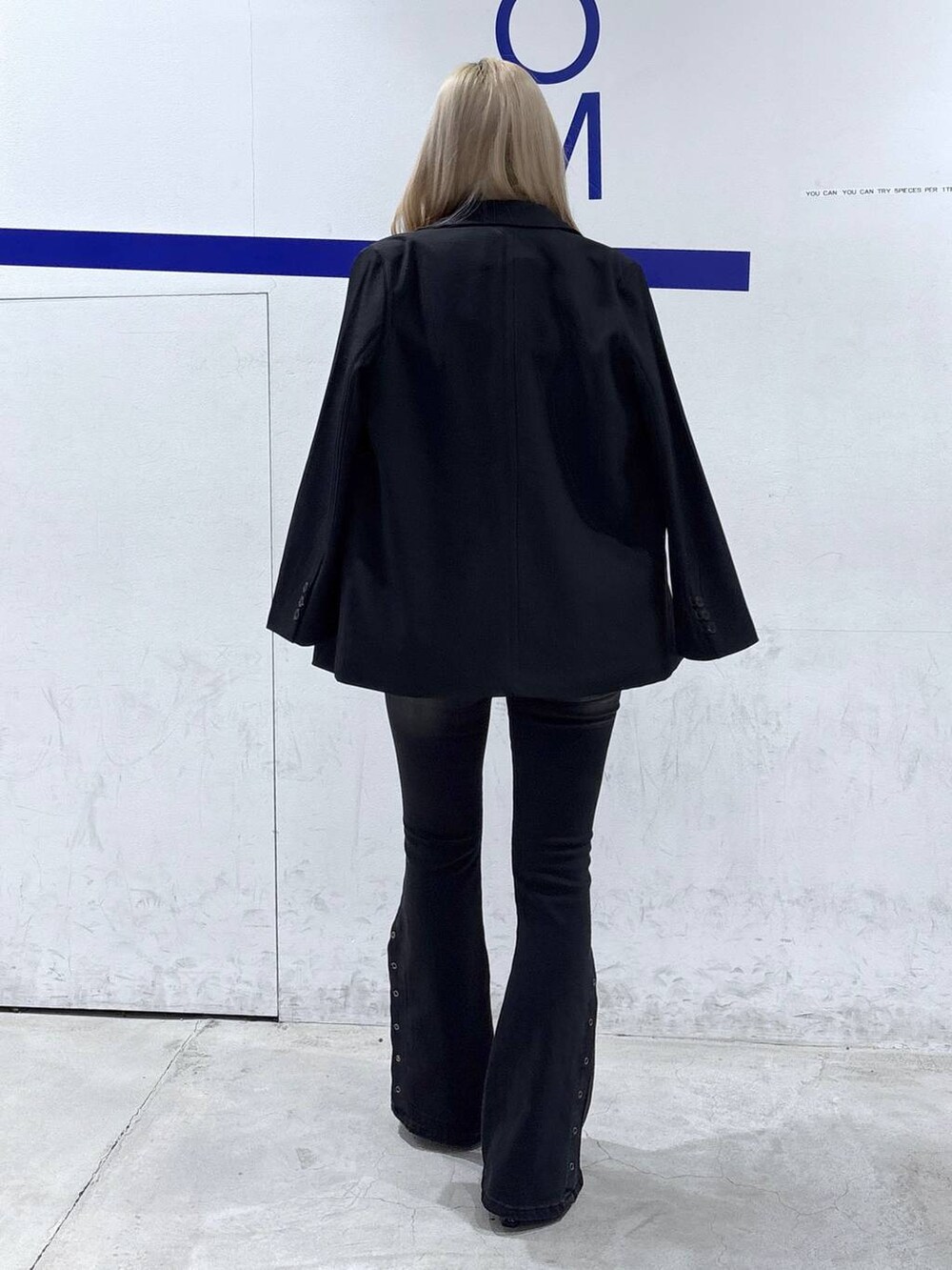 ホワイト系のパンプス、ブラック系のデニムパンツ、ホワイト系のシャツ/ブラウスを着用したレディースの冬コーディネートの4枚目の写真