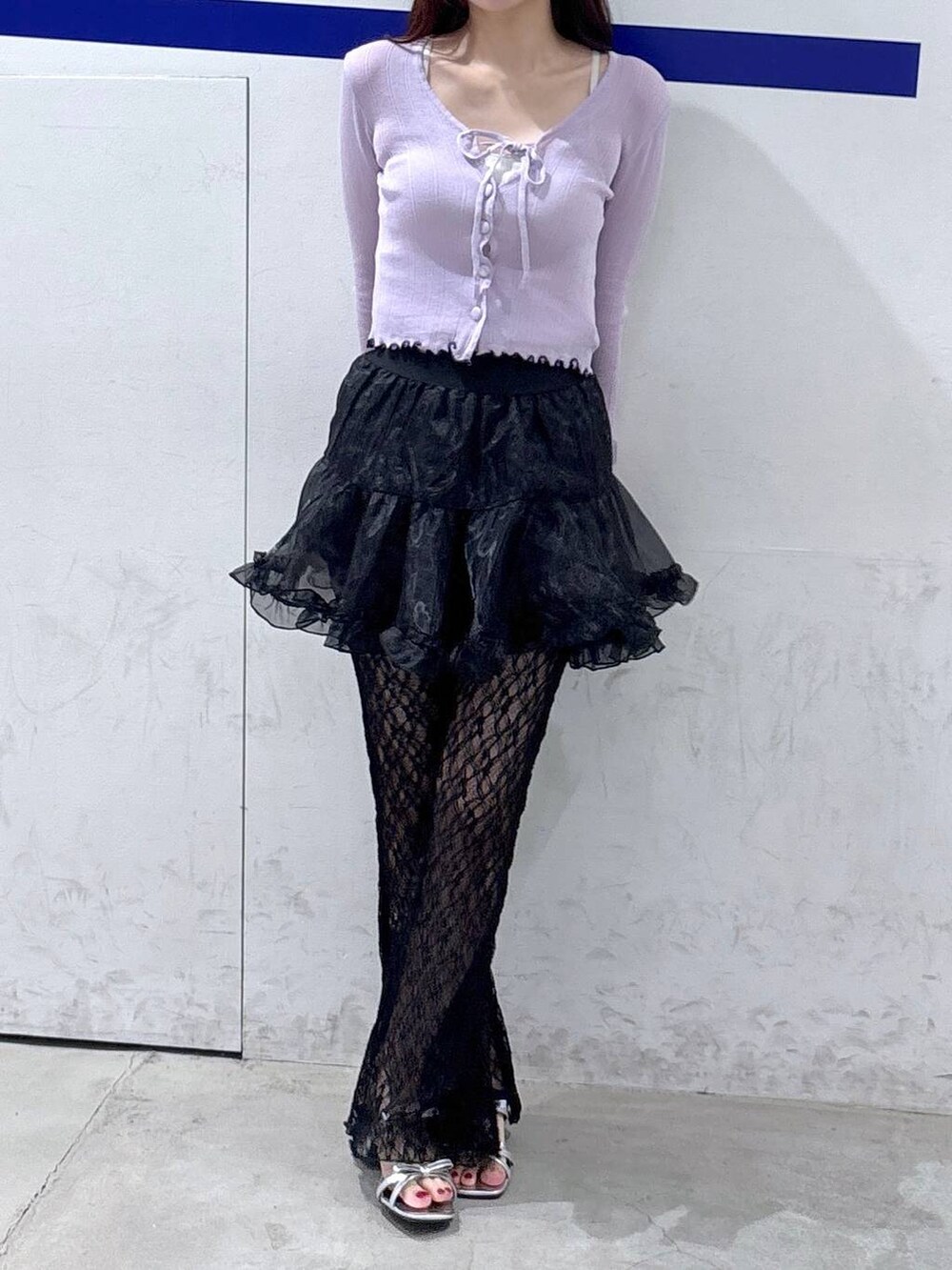 シルバー系のサンダル、ブラック系のその他パンツ、パープル系のカーディガン/ボレロを着用したレディースの夏コーディネートの2枚目の写真