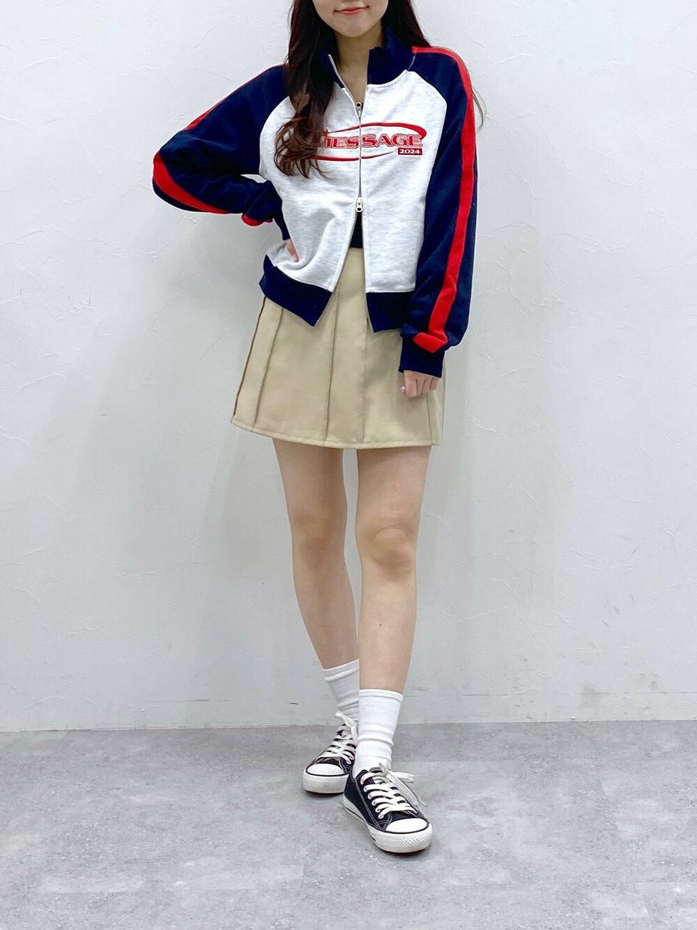 ベージュ系のスカート、グレー系のスウェットを着用したレディースの春コーディネートの2枚目の写真