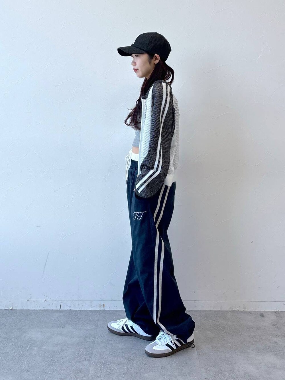 ブルー系のその他パンツ、グレー系のタンクトップ、ブラック系のキャップを着用したレディースの冬コーディネートの3枚目の写真