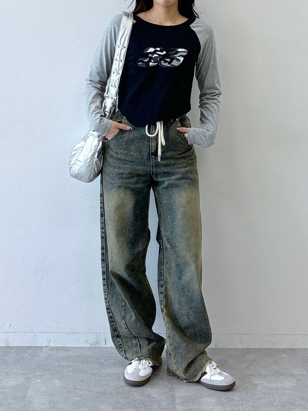 その他のショルダーバッグ、ブルー系のデニムパンツ、グレー系のTシャツ/カットソーを着用したレディースの冬コーディネートの2枚目の写真