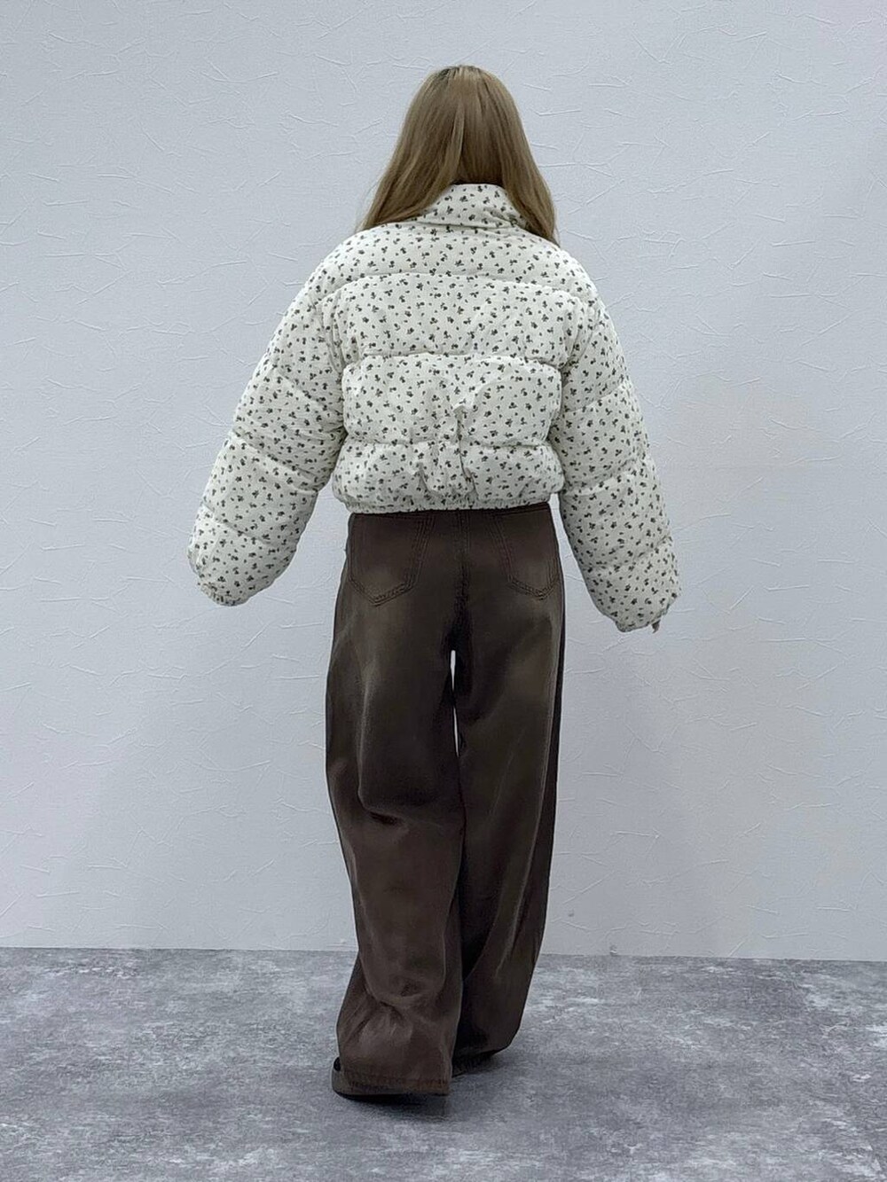 ブラウン系のデニムパンツ、ベージュ系のブルゾンを着用したレディースの秋コーディネートの4枚目の写真