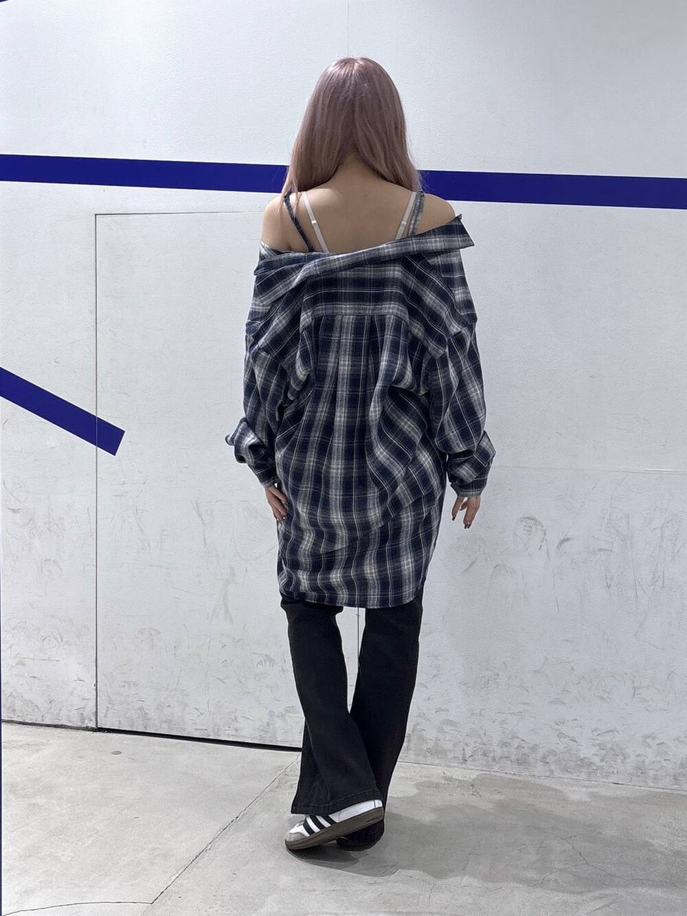 その他のシャツ/ブラウス、ブラック系のデニムパンツを着用したレディースの秋コーディネートの4枚目の写真