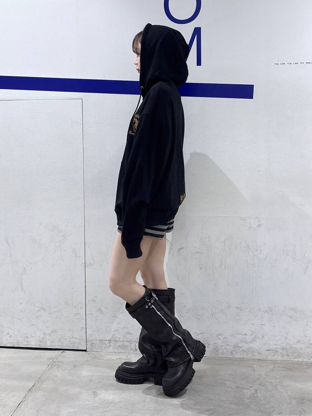 グレー系のその他パンツ、ブラック系のブーツを着用したレディースの秋コーディネートの3枚目の写真