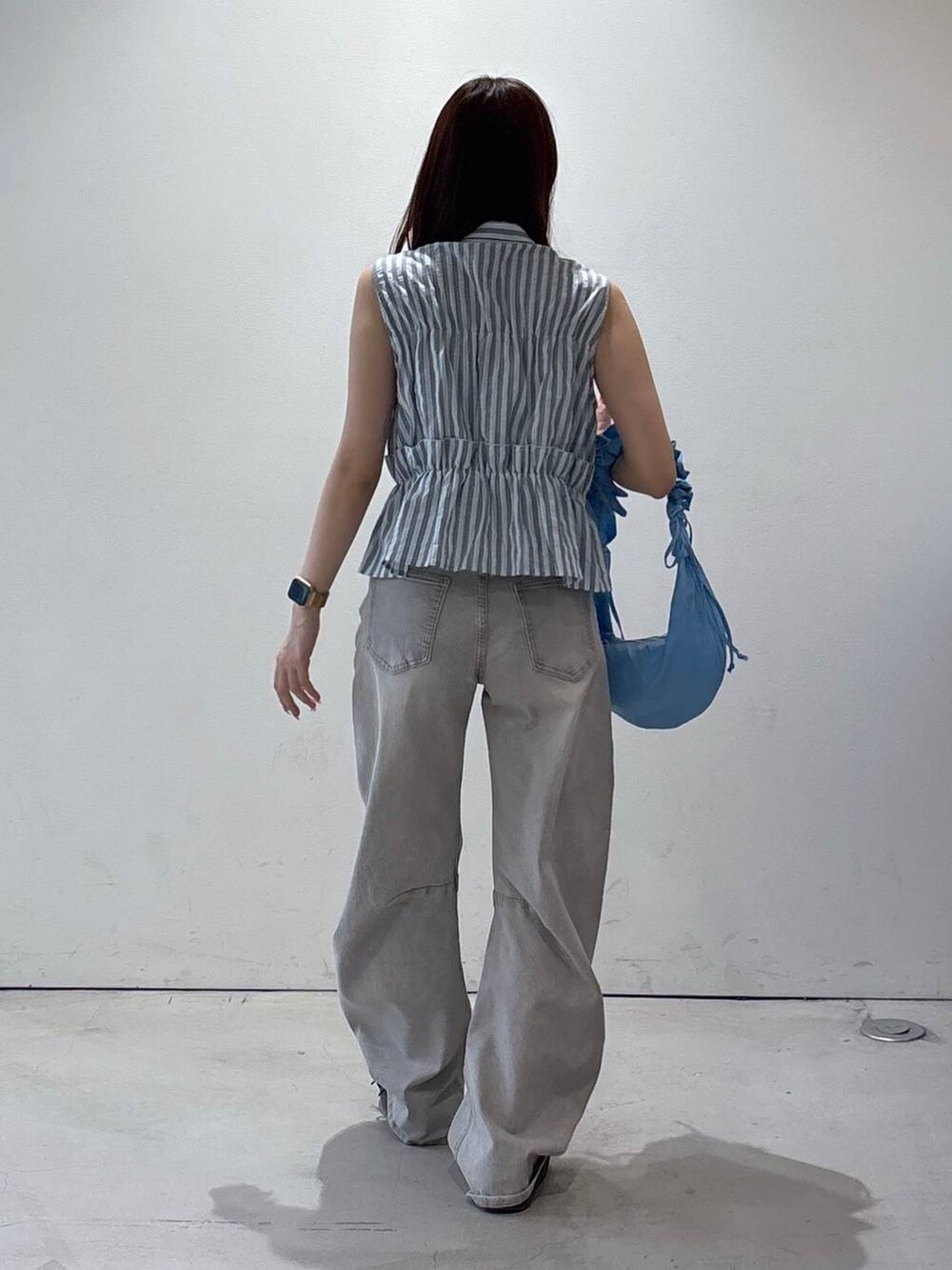 ブルー系のショルダーバッグ、グレー系のデニムパンツ、その他のシャツ/ブラウスを着用したレディースの夏コーディネートの4枚目の写真