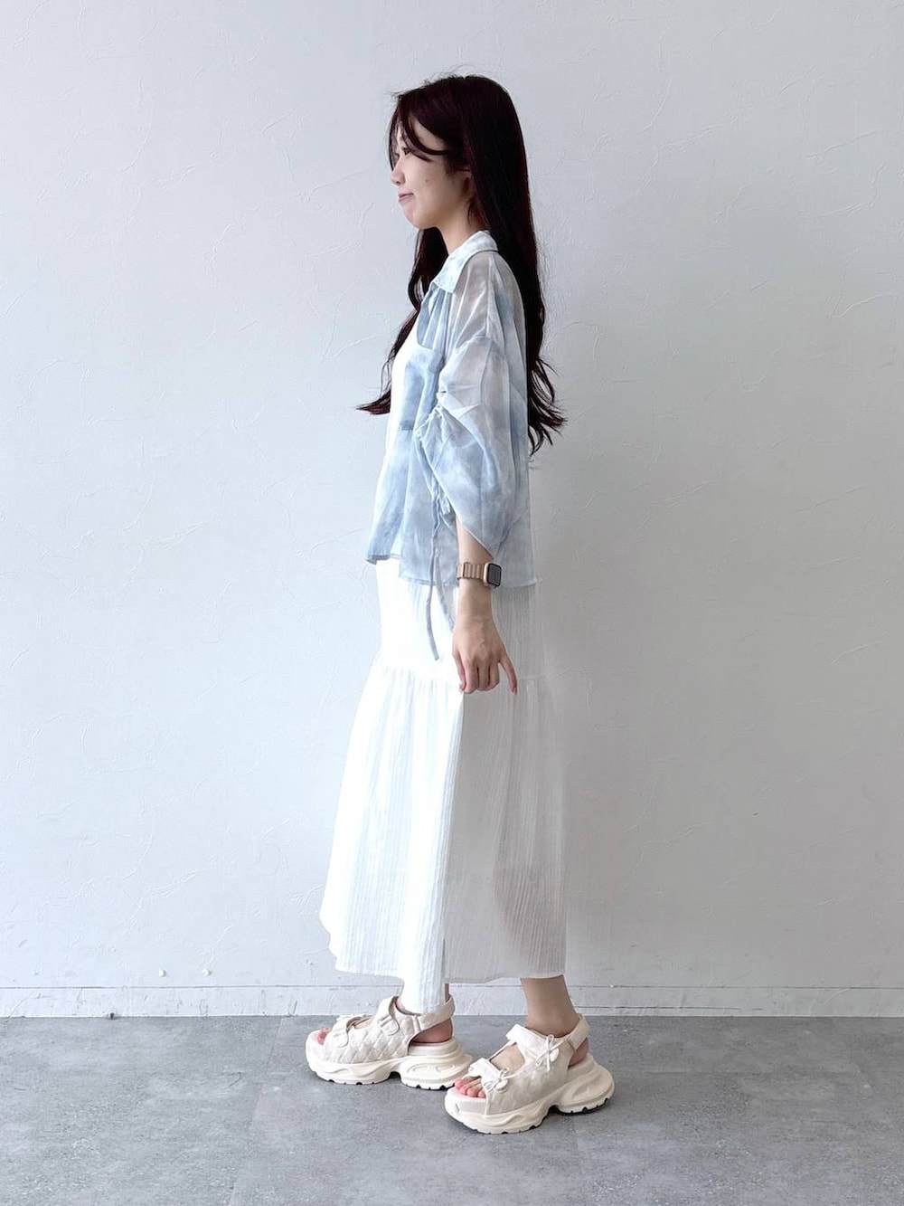 ブルー系のシャツ/ブラウス、ホワイト系のワンピース、その他のサンダルを着用したレディースの春コーディネートの3枚目の写真