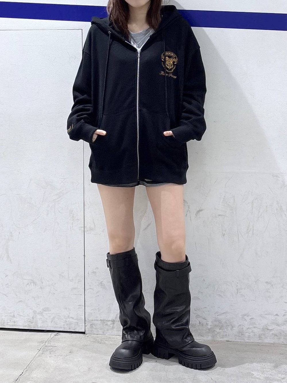 グレー系のその他パンツ、ブラック系のブーツを着用したレディースの秋コーディネートの2枚目の写真