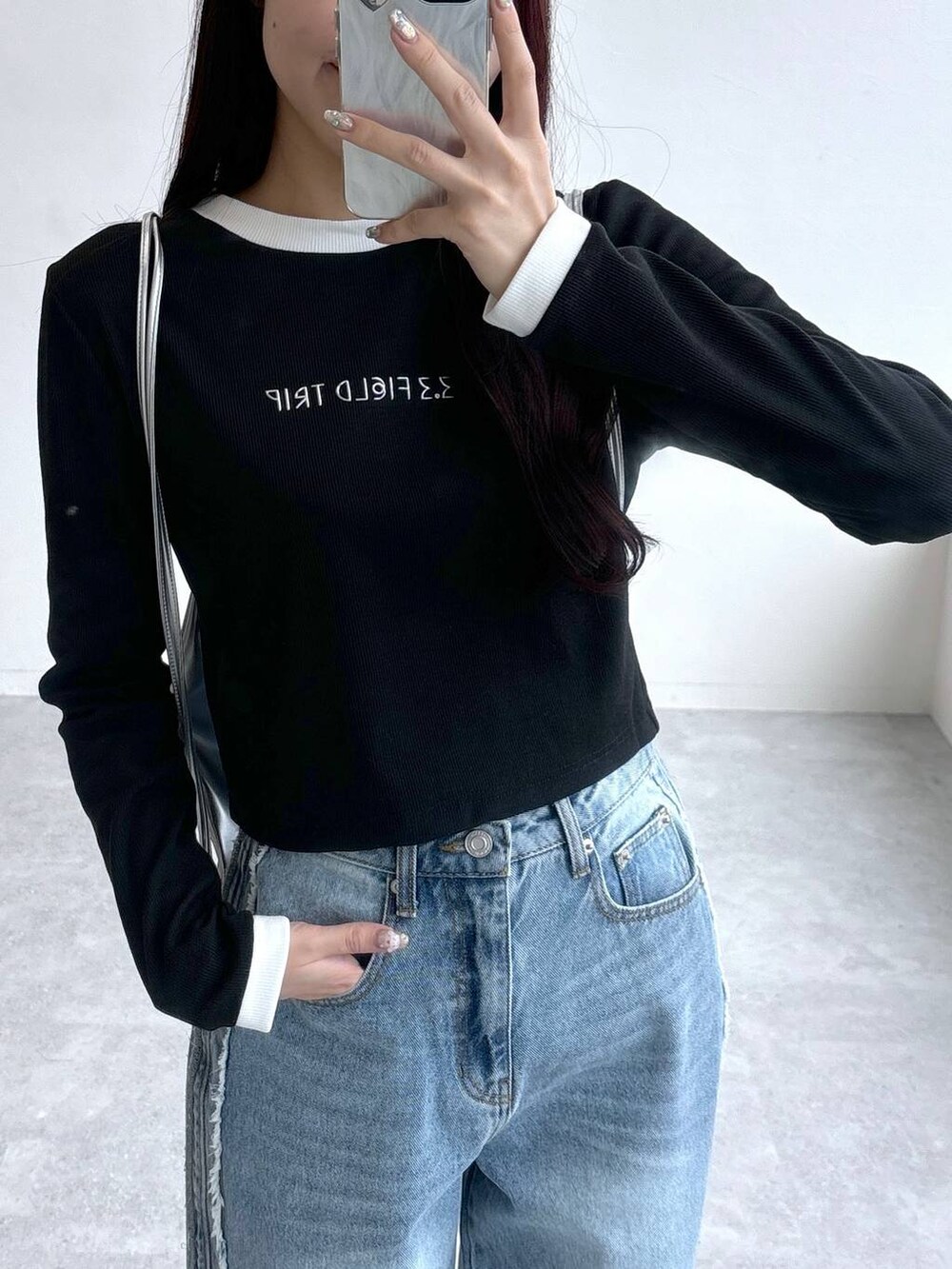 ブラック系のTシャツ/カットソー、グレー系のバックパック/リュックを着用したレディースの秋コーディネートの7枚目の写真