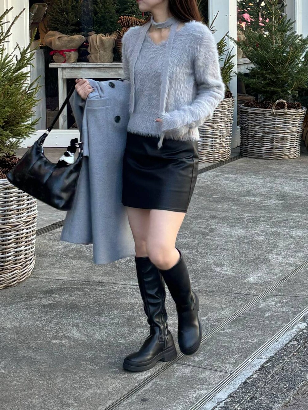 グレー系のニット/セーターを着用したレディースの冬コーディネートの6枚目の写真