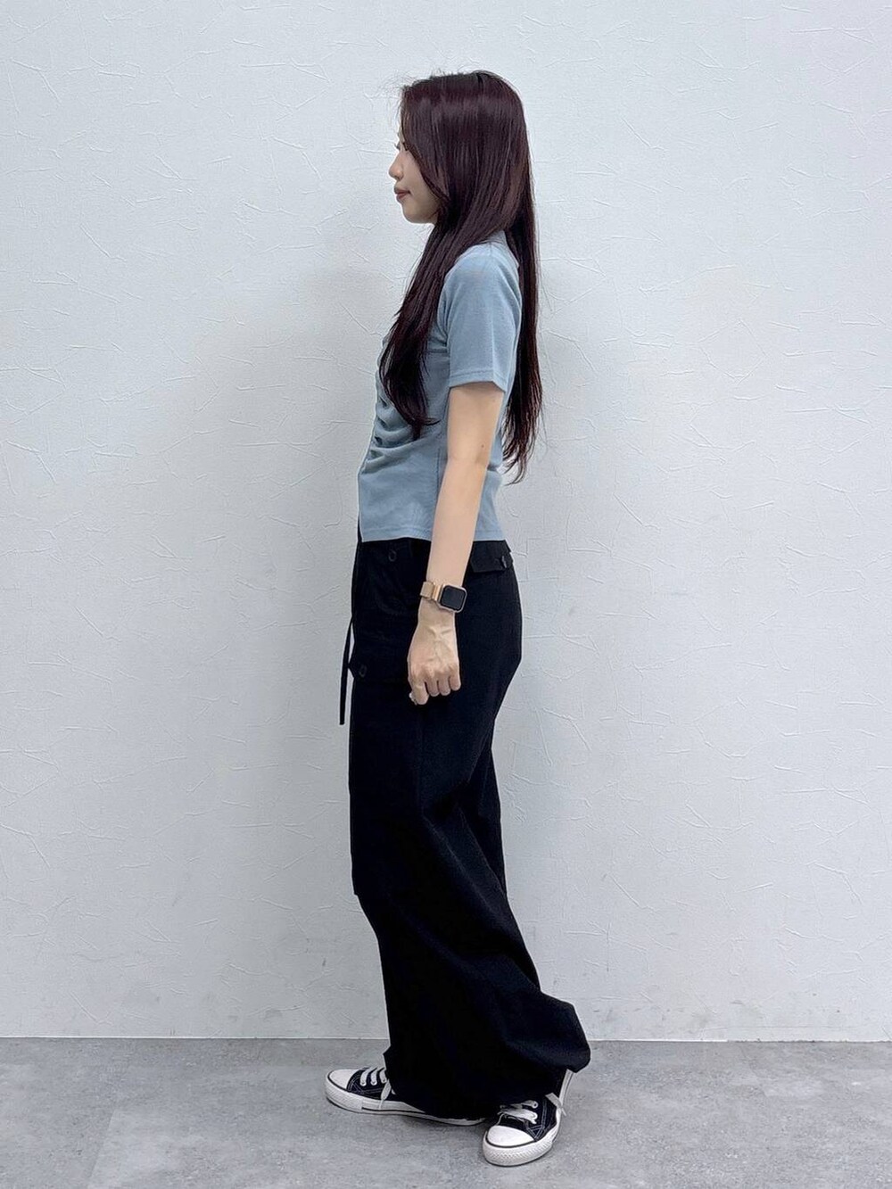 ブラック系のその他パンツ、ブルー系のTシャツ/カットソーを着用したレディースの夏コーディネートの3枚目の写真