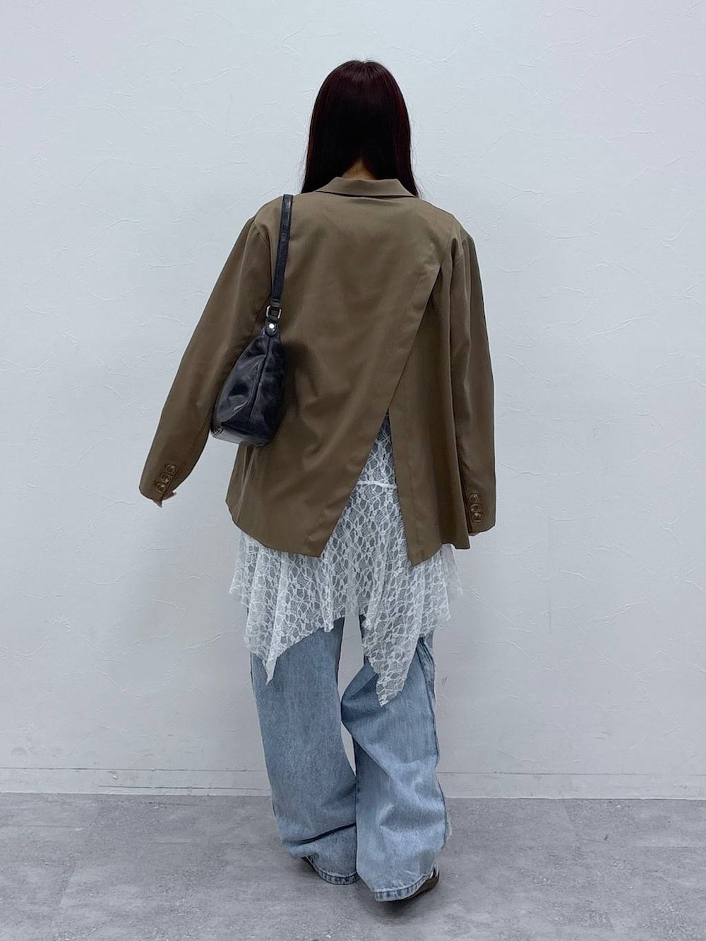 ブラウン系のテーラードジャケット、ホワイト系のスカート、ホワイト系のTシャツ/カットソーを着用したレディースの春コーディネートの4枚目の写真