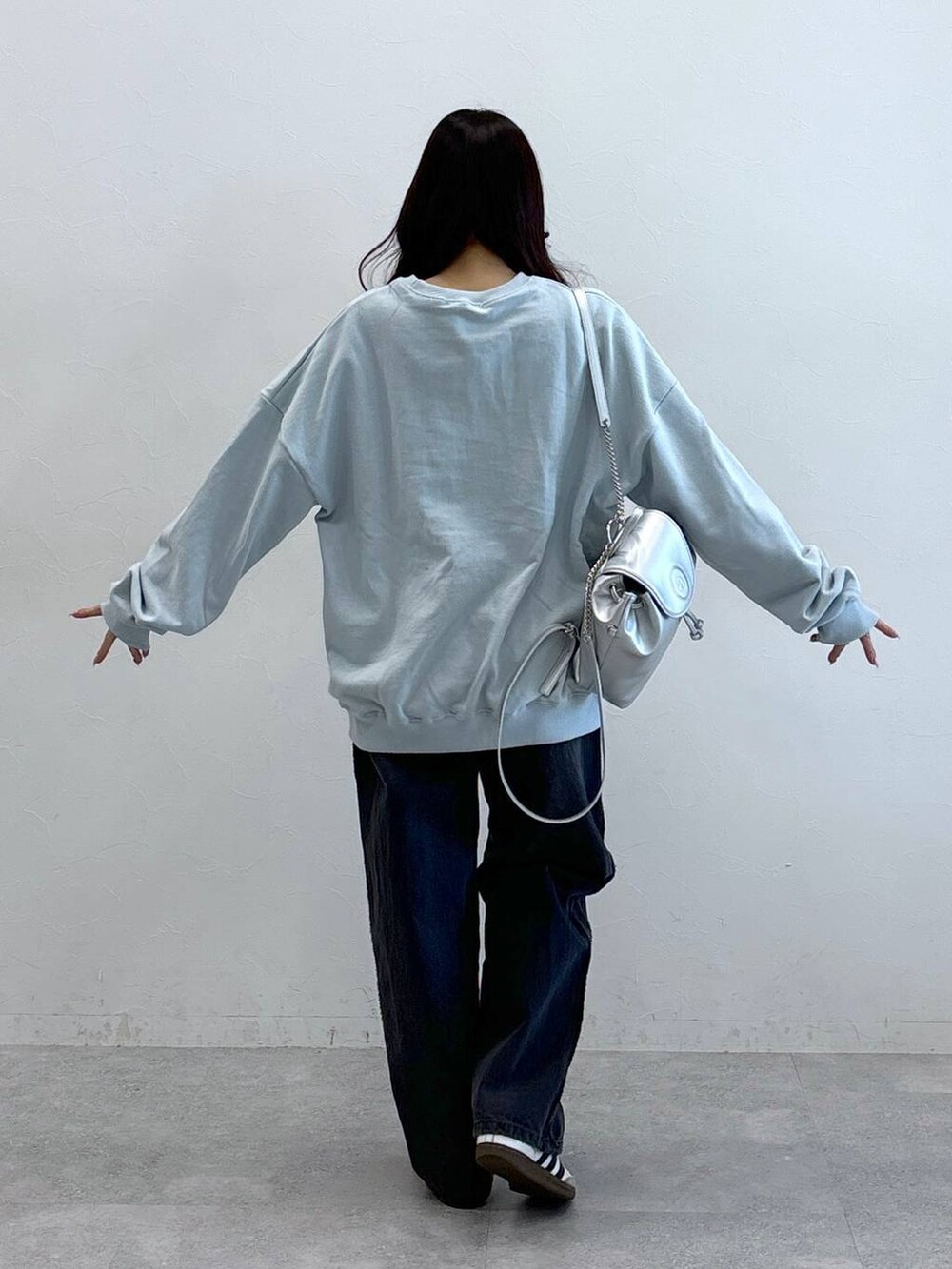 グレー系のバックパック/リュック、ブラック系のデニムパンツ、ブルー系のスウェットを着用したレディースの冬コーディネートの4枚目の写真