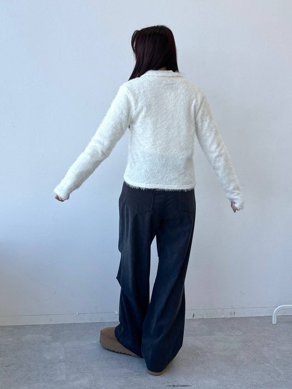 ホワイト系のTシャツ/カットソー、グレー系のその他パンツを着用したレディースの冬コーディネートの4枚目の写真