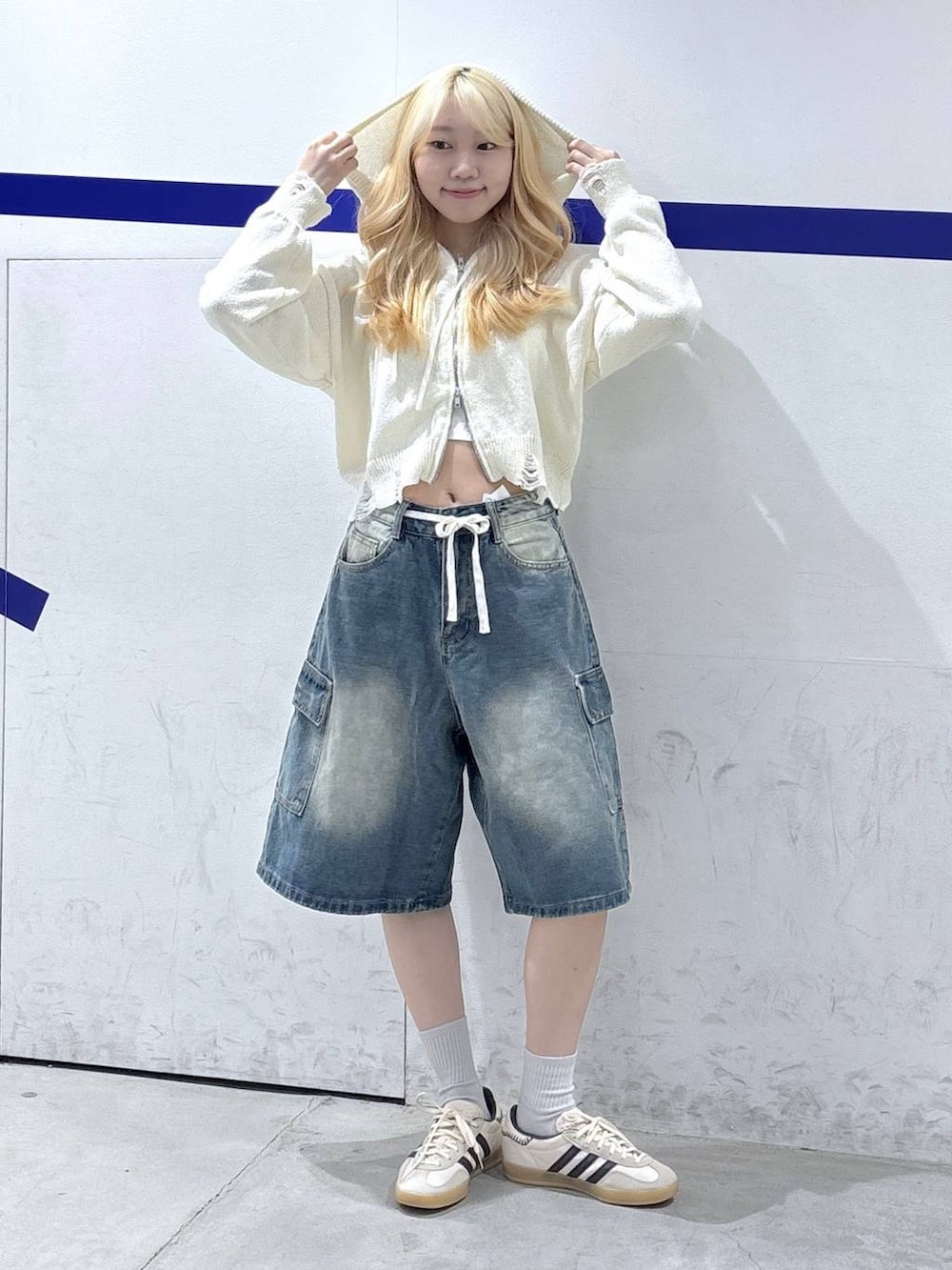 その他のニット/セーター、ブルー系のデニムパンツを着用したレディースの秋コーディネートの2枚目の写真