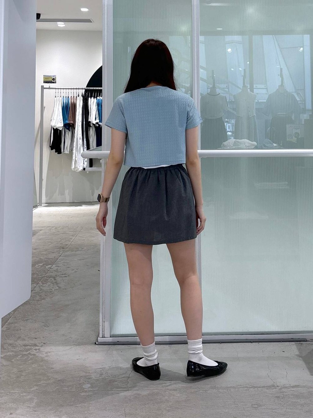 グレー系のスカート、ブルー系のTシャツ/カットソーを着用したレディースの夏コーディネートの4枚目の写真