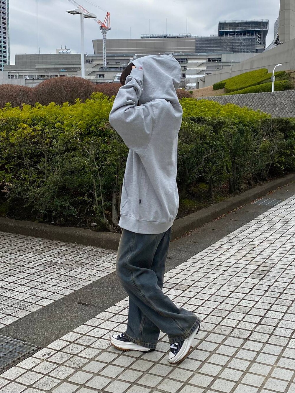 ブルー系のその他パンツ、ホワイト系のTシャツ/カットソー、グレー系のパーカーを着用したレディースの春コーディネートの7枚目の写真